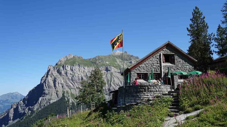 Doldenhornhütte SAC (1915 m) in Schweiz – SAC-Schutzhütte