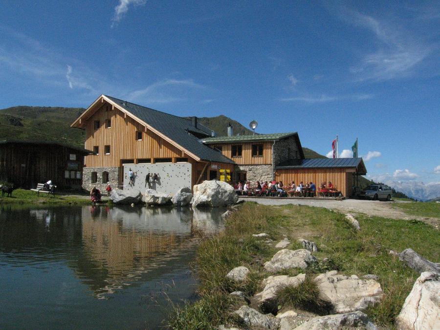 Lizumer Hütte (2.019 m) in Österreich – OEAV-Schutzhütte