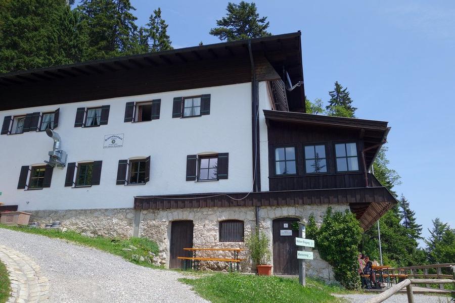Brünnsteinhaus (1360 m) in Österreich – DAV-Schutzhütte