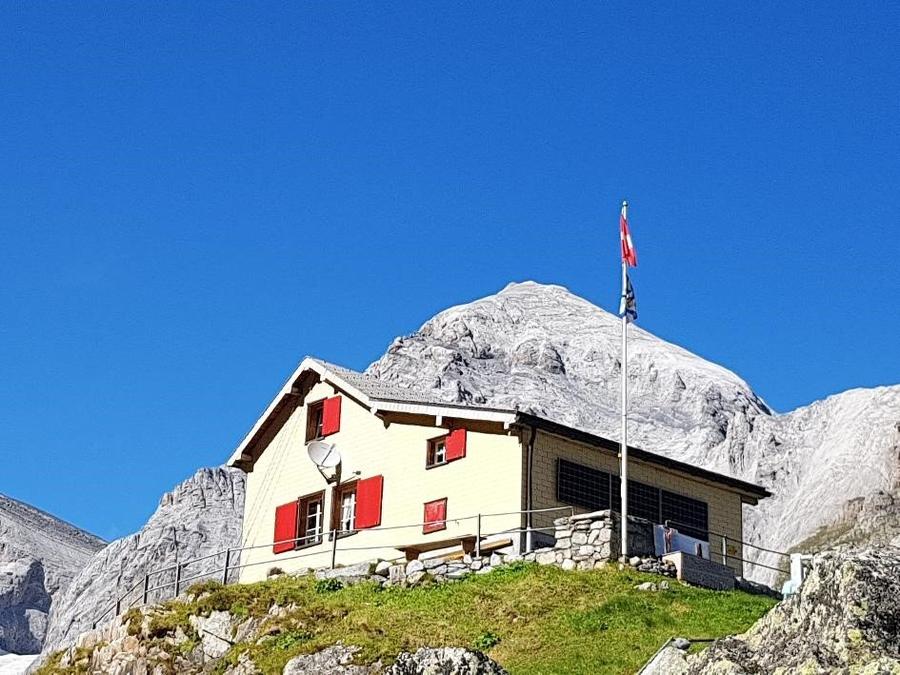 Camona da Punteglias CAS (2311 m) in Schweiz – SAC-Schutzhütte