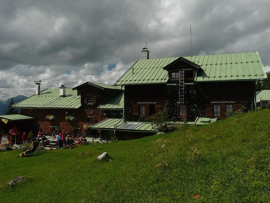 Vorderkaiserfeldenhütte (1388 m) v Nemčiji – gorska koča DAV