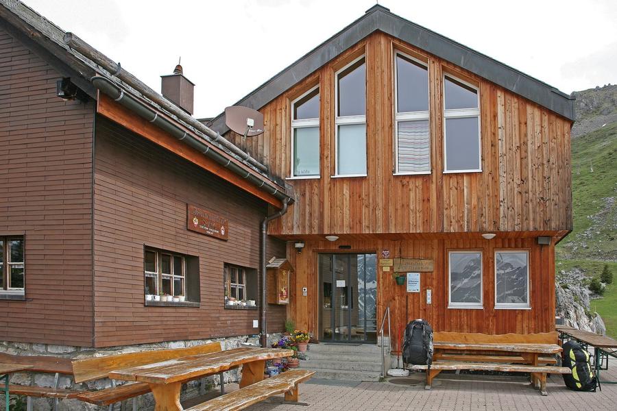 Brunnihütte (1860 m) in Schweiz – SAC-Schutzhütte