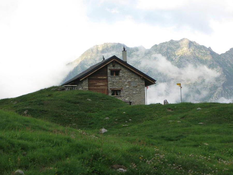 Capanna Poncione di Braga (2003 m) in Schweiz – Via-Vallemaggia-Schutzhütte