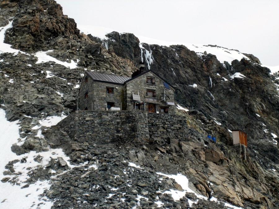 Cabane de la Dent Blanche CAS (3507 m) in Schweiz – SAC-Schutzhütte