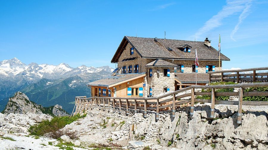 F.F. Tuckett e Q. Sella (2.272 m) v Italiji – gorska koča SAT