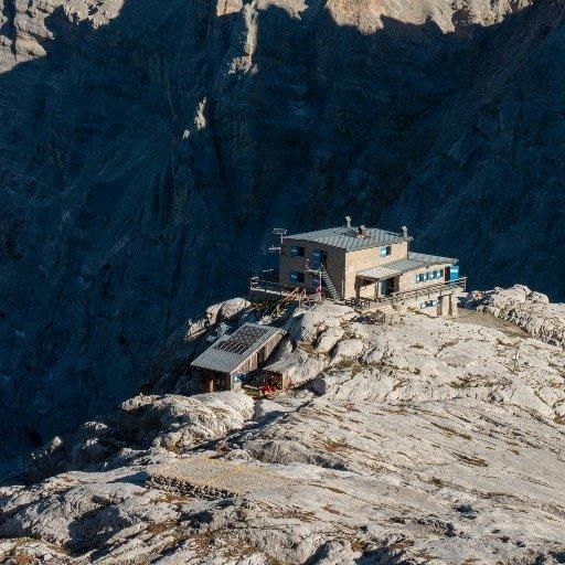 XII Apostoli "Fratelli Garbari" (2.489 m) in Italien – SAT-Schutzhütte