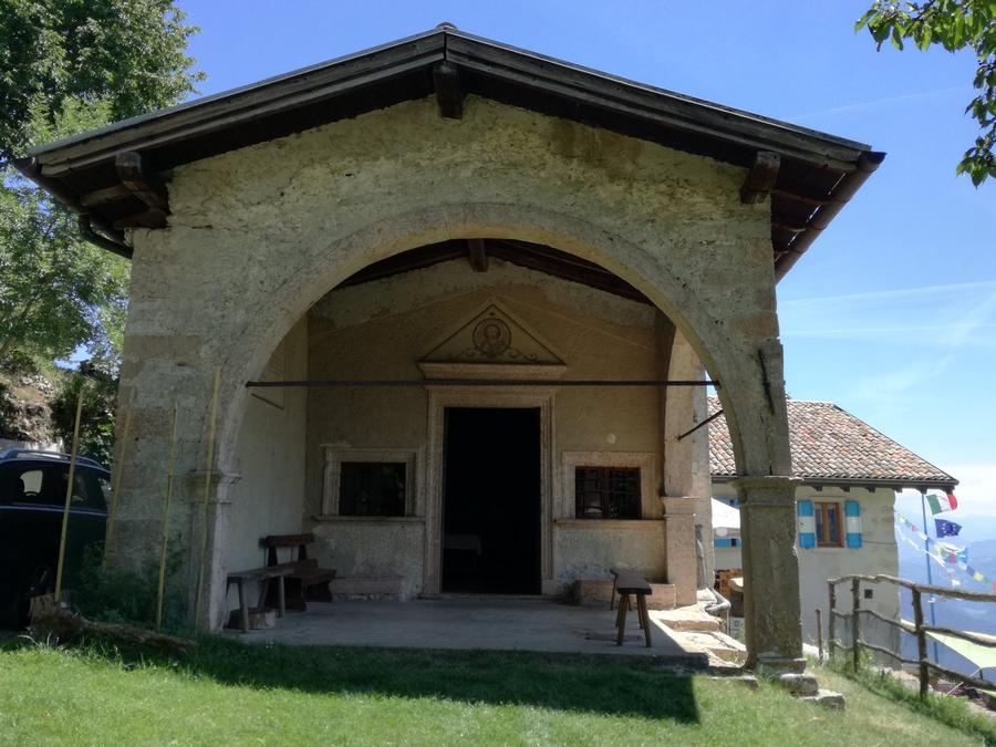 Monte Calino "San Pietro" (973 m) in Italien – SAT-Schutzhütte