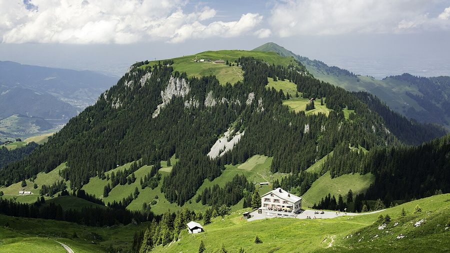 Brisenhaus (1753) v Švici – gorska koča SAC